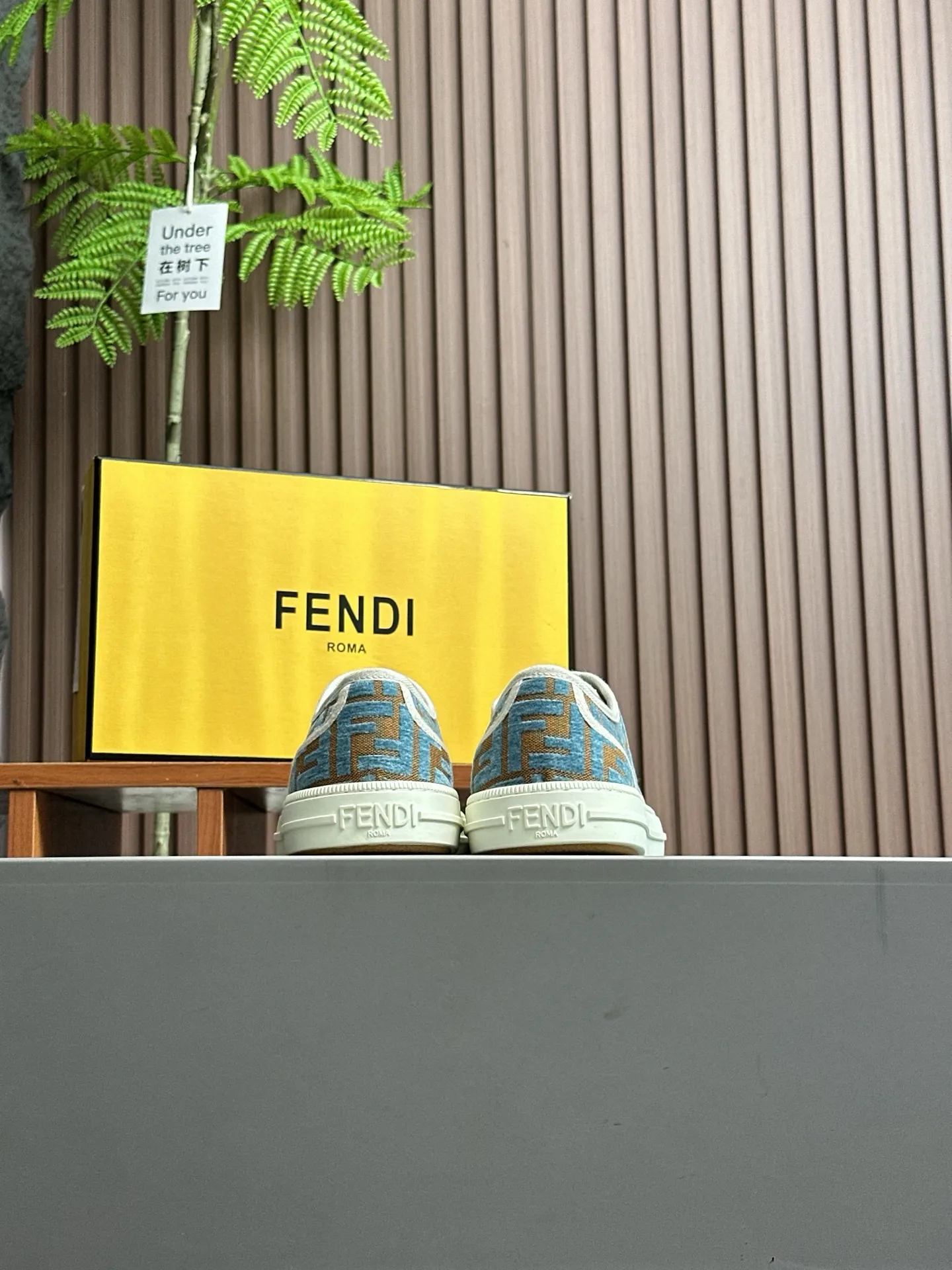 Men's shoes 💰580 FENDI Match men's lace-up sneakers. ♞size; couple size 35-40 (women) 39~45 (men) This item is from the Stefano Pilati design series. It is made of black leather and decorated with gray leather details. Rubber sole with FENDI on the side. Material: 100% calfskin, lining: 70% polyester, 27% nylon, 3% spandex